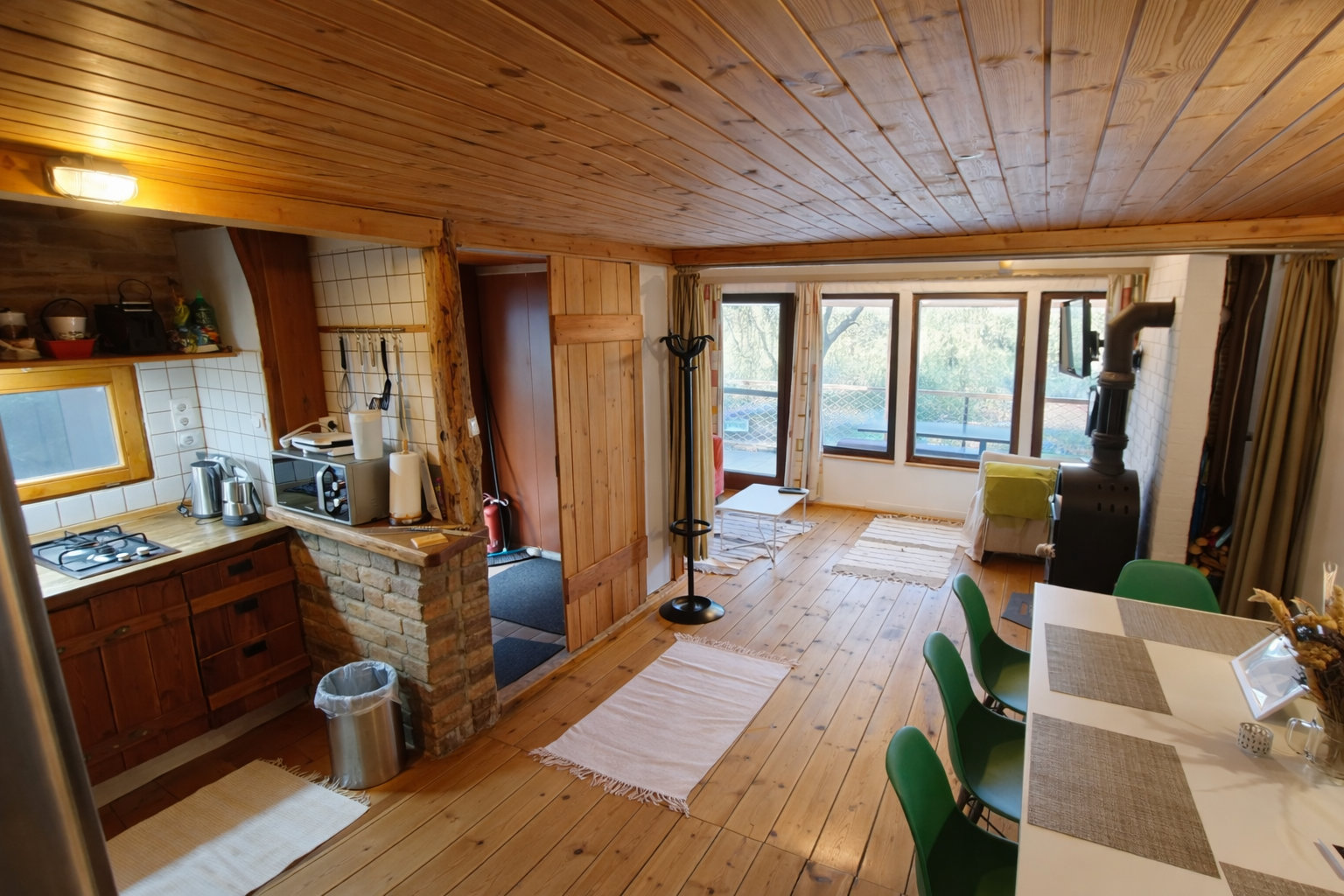 Kilátás a nappaliból a teraszra és a vízpartra