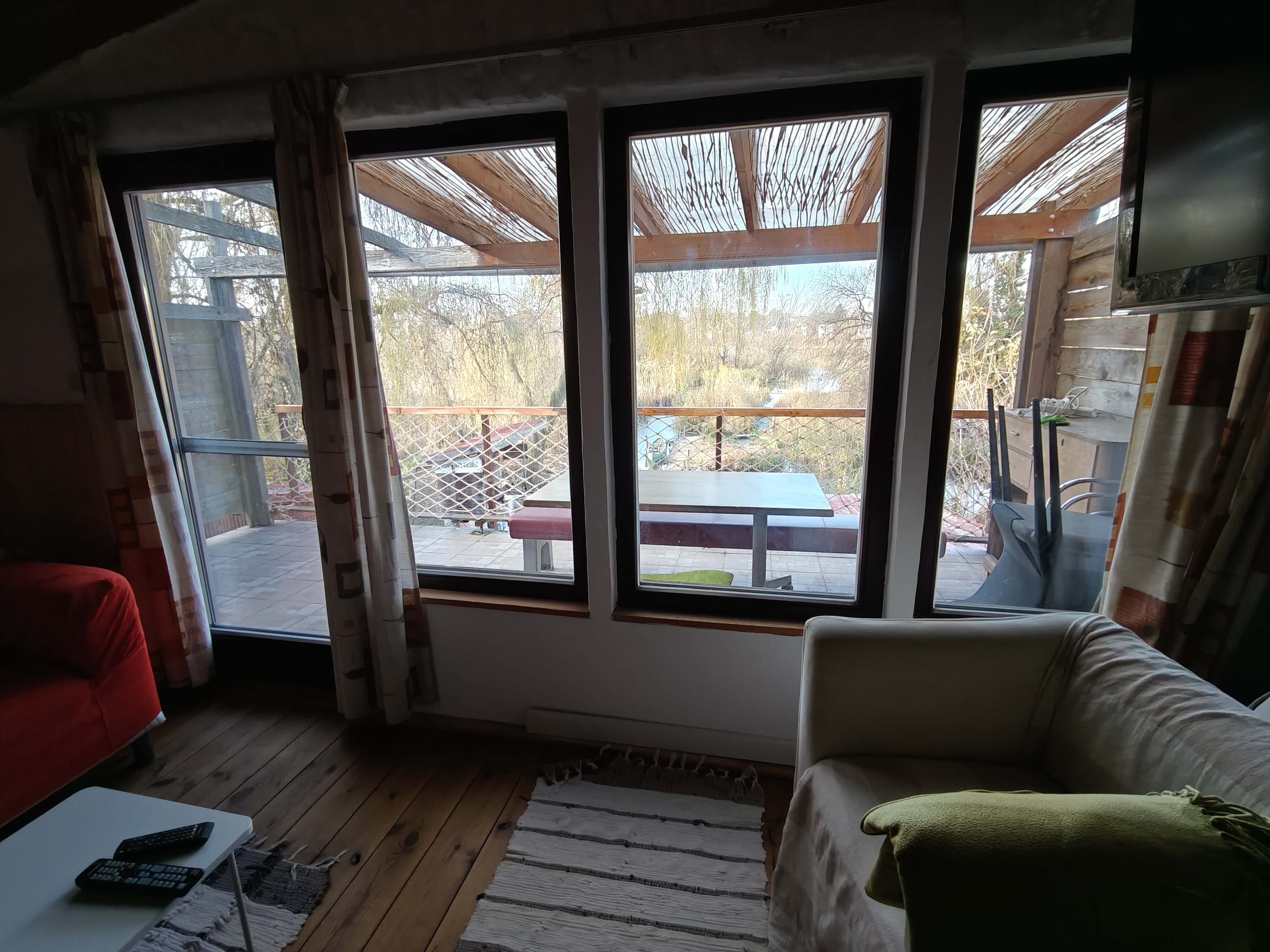 Kilátás a nappaliból a teraszra és a vízpartra