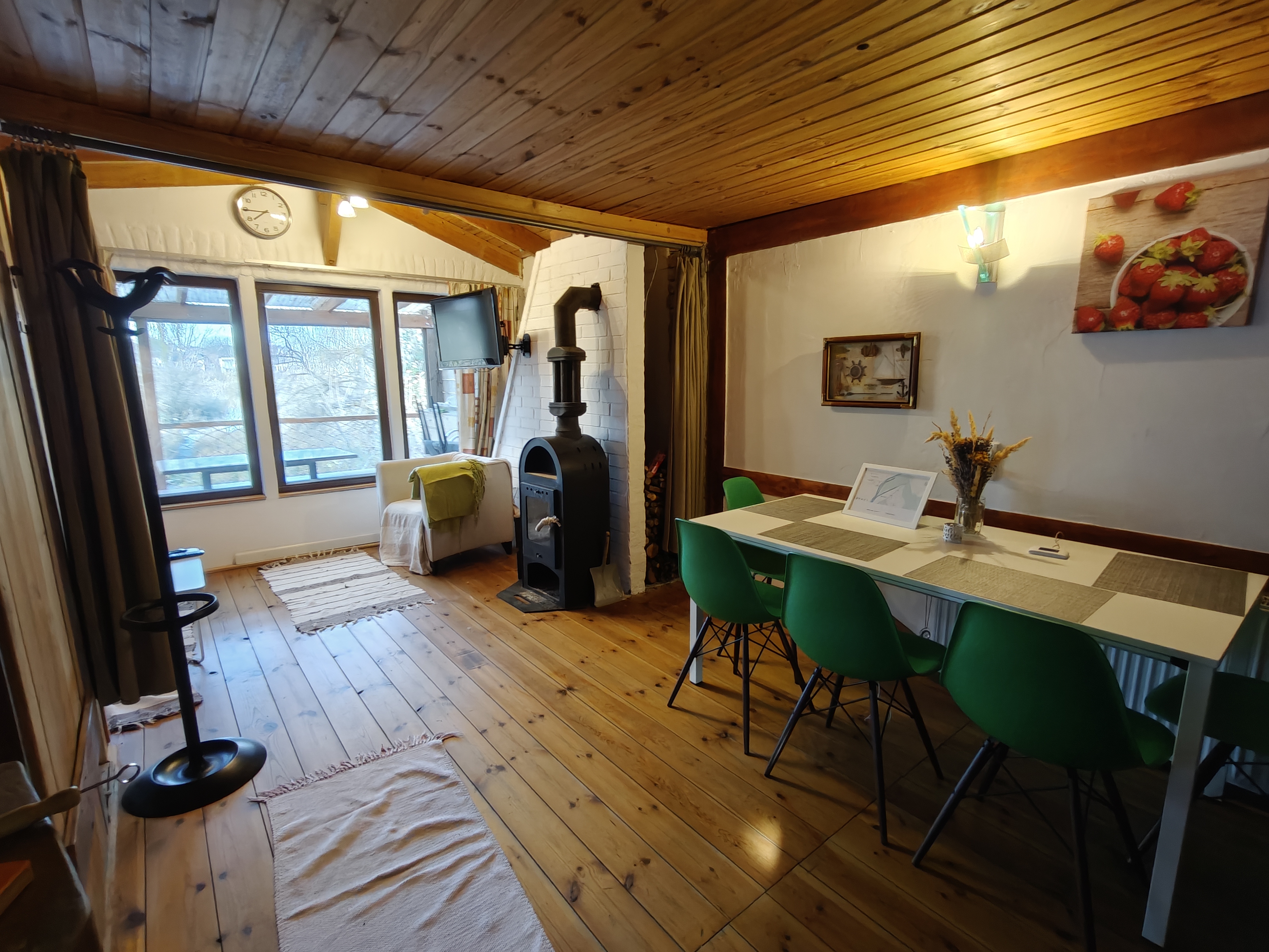 A horgásztanya nappali kandallóval