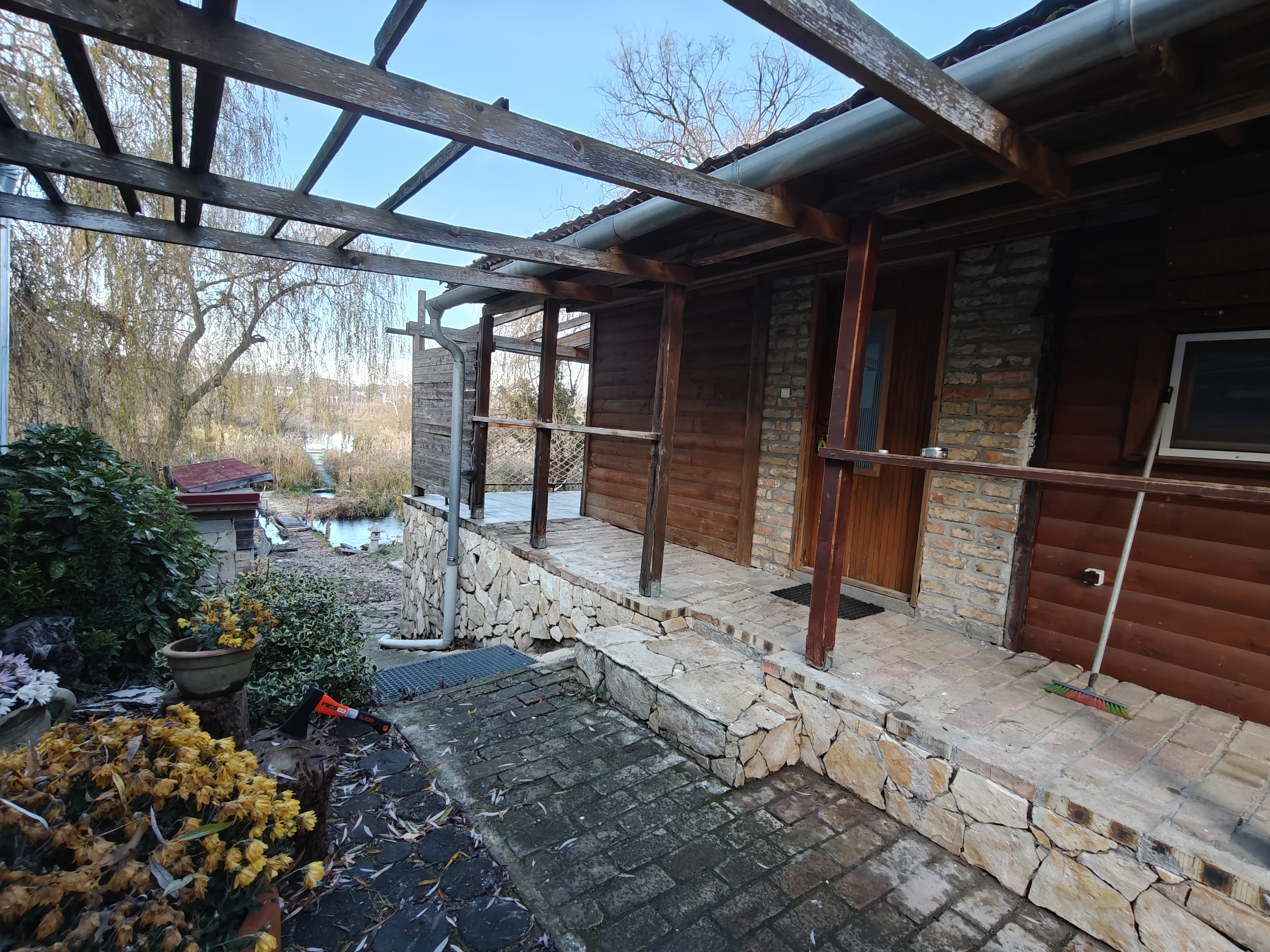 A kiadó ház a kert felől