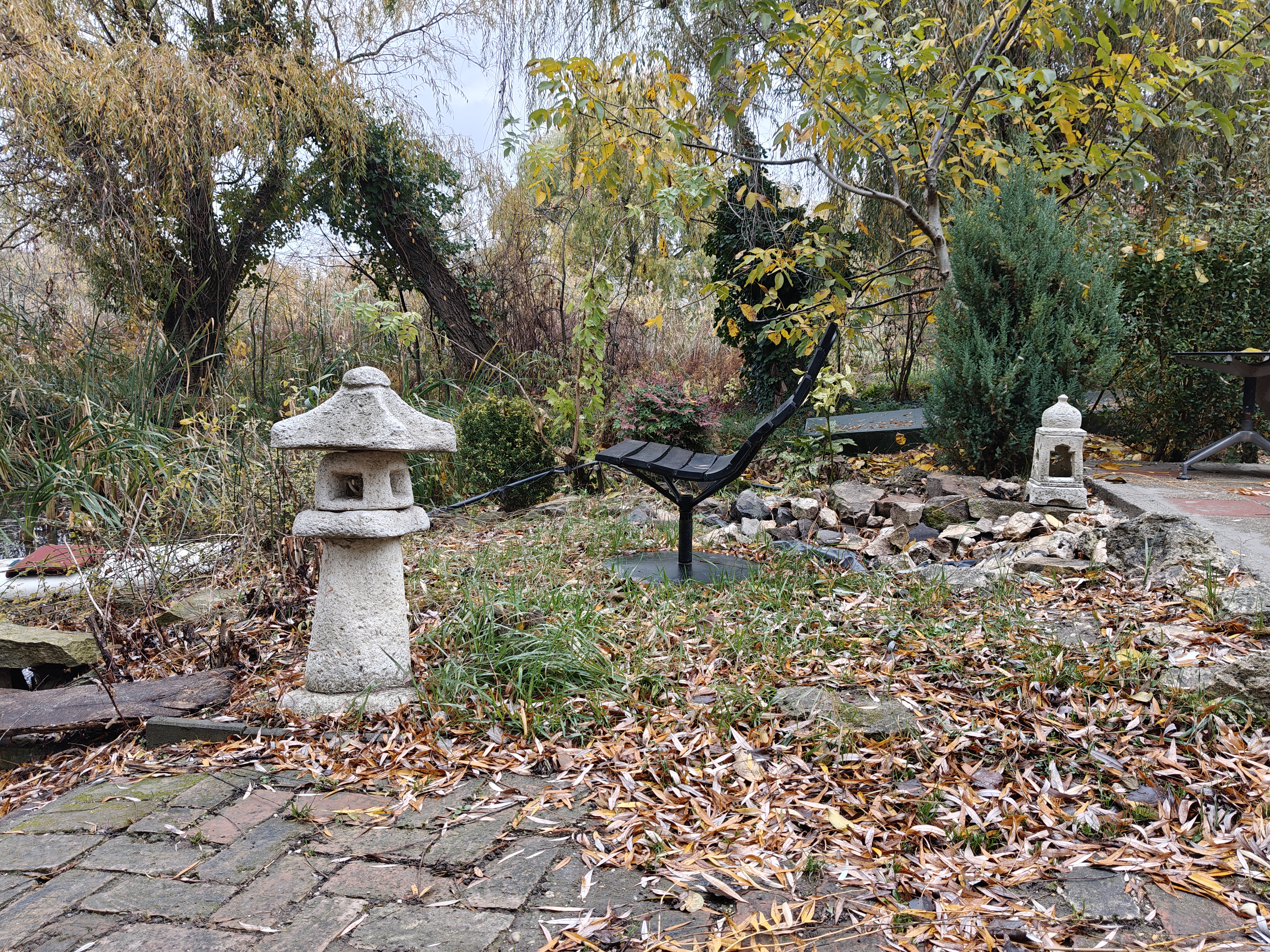 Kerti rész díszlámpással és pihenőszékkel