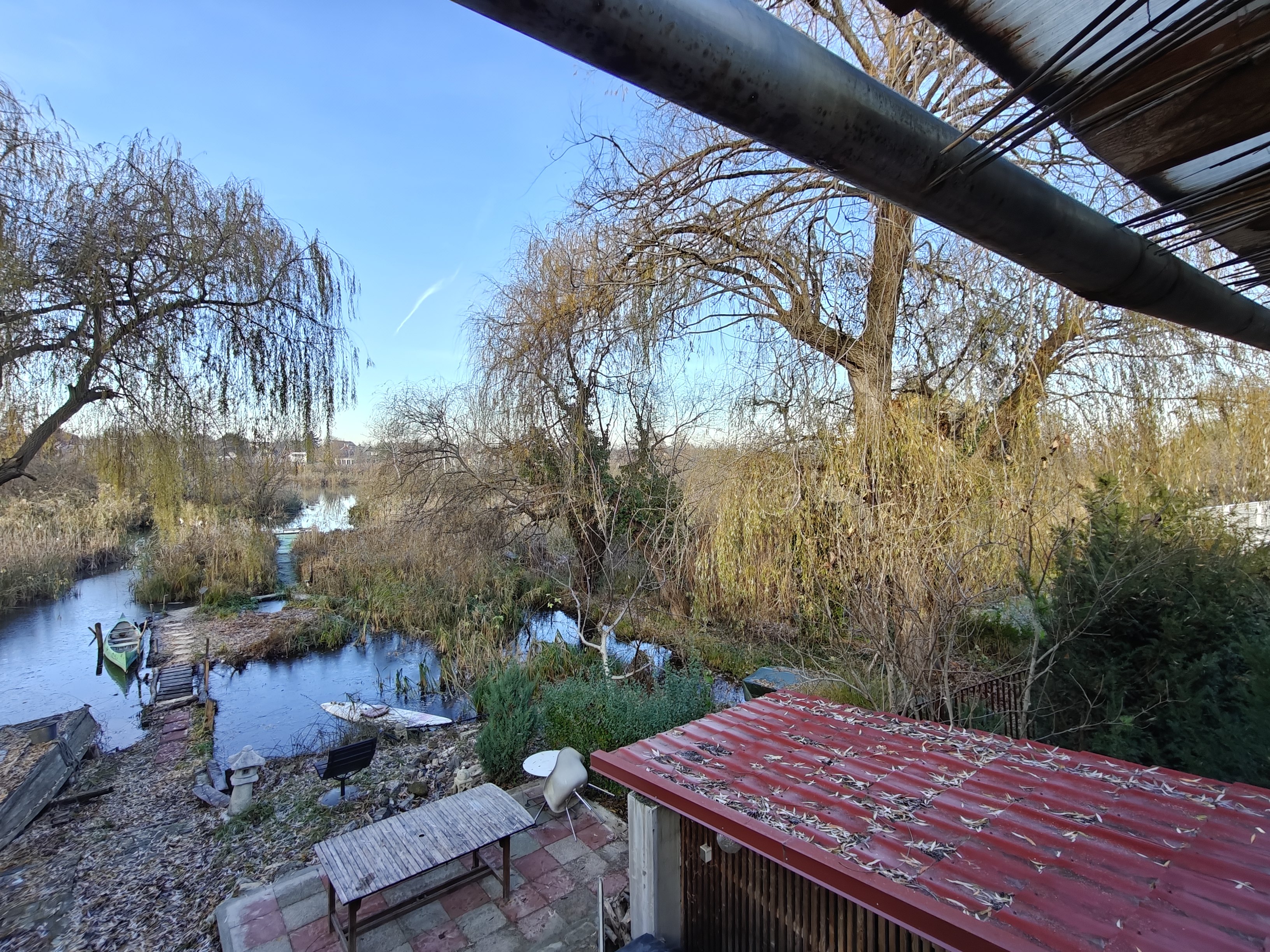 Kerti asztal székekkel, kilátással a vízre