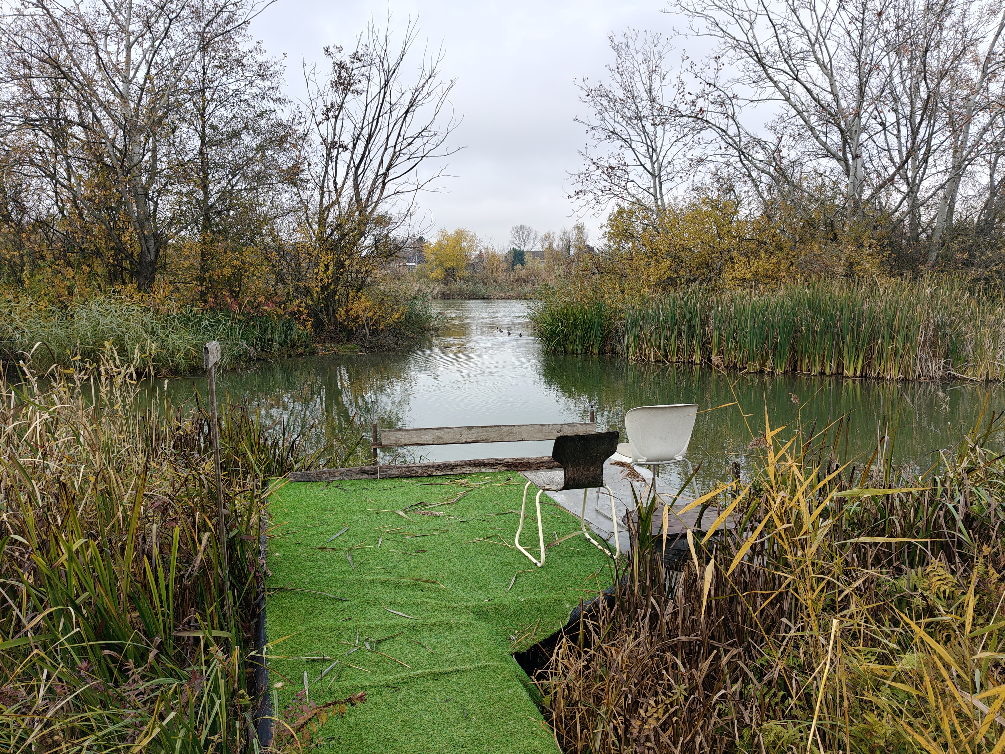 Stég és csónak a Ráckevei (Soroksári)-Duna partján
