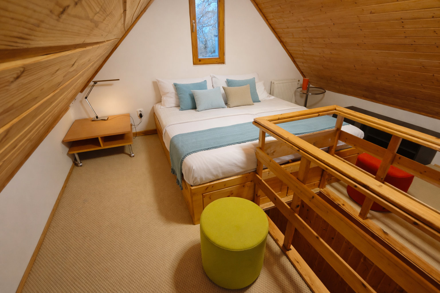 tetőtéri szoba rálátással a folyóra