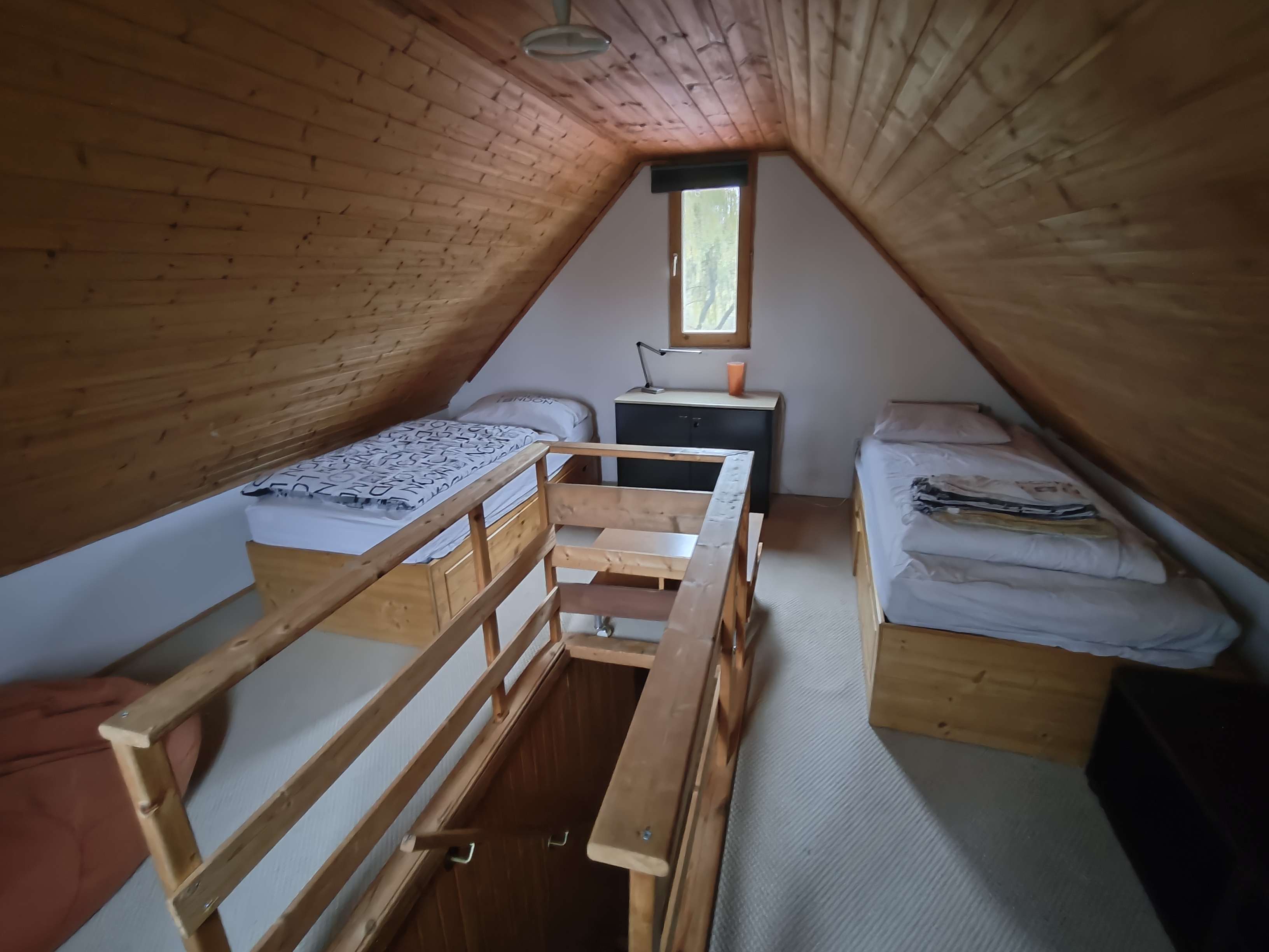 tetőtéri szoba rálátással a folyóra