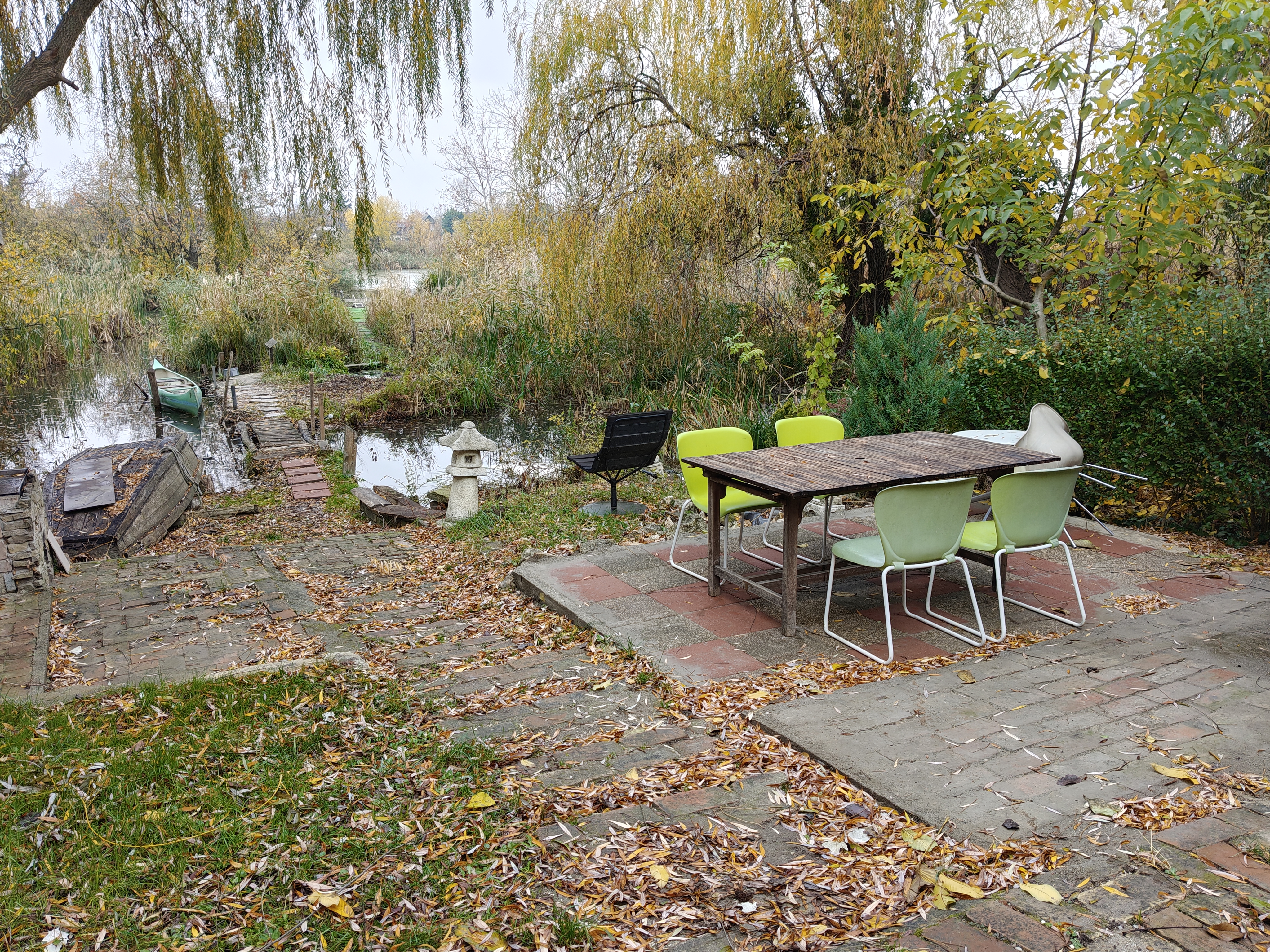 Udvar a vízpart közelében