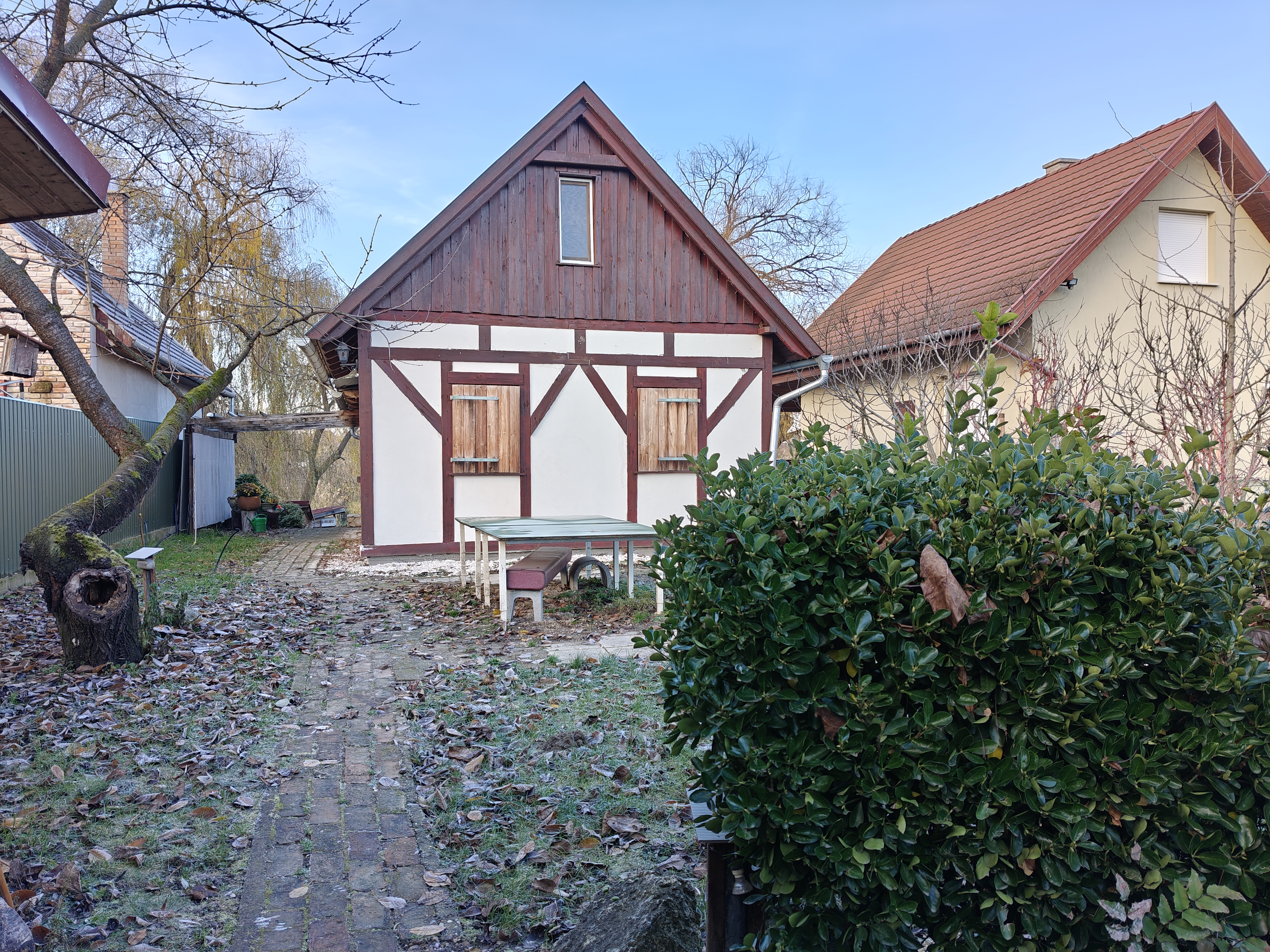 Utca és bejárat a horgásztanyához